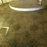 Entriamo ora nella chiesa neogotica, costituita da un�unica navata e da una pavimentazione a �cementine�, piastrelle decorate di un tempo